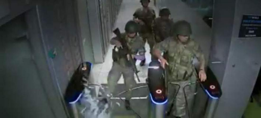 Τη στιγμή που στρατός εισβάλει στο τουρκικό κρατικό κανάλι TRT