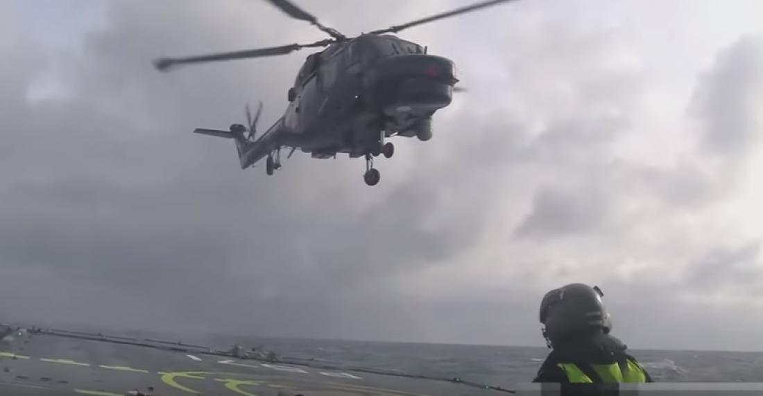 Απίστευτη προσνήωση ελικοπτέρου σε σκάφος με πελώρια κύματα 