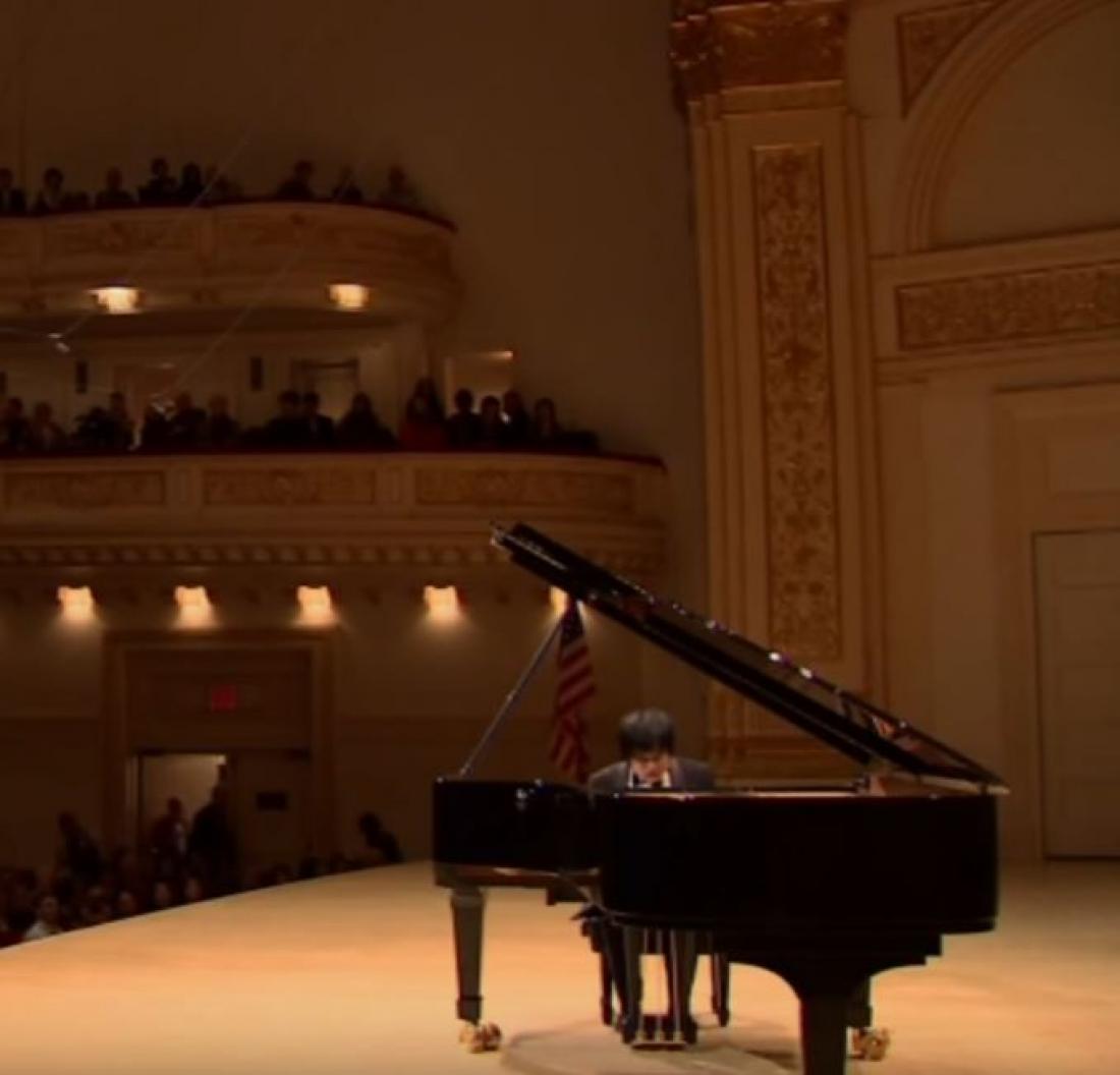 Η συγκινητική στιγμή που ο τυφλός πιανίστας ξεσπά σε κλάματα επί σκηνής (ΒΙΝΤΕΟ)