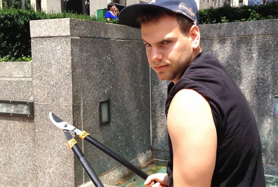 Αυτός ο τύπος έκοψε τα selfie sticks των τουριστών!
