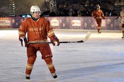 Ο Πούτιν παίζει χόκει στη Κόκκινη Πλατεία