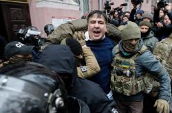 Σκηνές χάους στο Κίεβο με την επεισοδιακή απελευθέρωση Σαακασβίλι από οπαδούς του (ΦΩΤΟ-ΒΙΝΤΕΟ)
