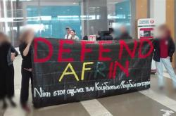Θεσσαλονίκη: Πανό και συνθήματα για το Αφριν στα γκισέ της Turkish Airlines