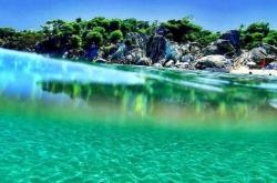 Που βρίσκεται η «Χαβάη» της Ελλάδας; Η παραλία με τα τιρκουάζ νερά και τα λευκά βράχια που θυμίζει εξωτικό παράδεισο
