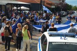 Πολίτες ντυμένοι στα γαλανόλευκα και κρατώντας ελληνικές σημαίες διαδηλώνουν ενάντια της συμφωνίας των Πρεσπών (LIVE)