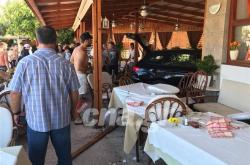 Αυτοκίνητο μπούκαρε σε εστιατόριο στον Άγιο Νικόλαο Κρήτης-Από θαύμα δεν υπήρξαν θύματα