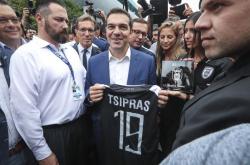 ΔΕΘ 2018: Τι είπε ο Τσίπρας σε οπαδούς του ΠΑΟΚ για το πρωτάθλημα, το γήπεδο και τα κορίτσια του περιπτέρου της ομάδας