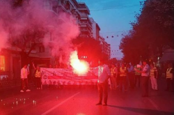 Πορεία  πραγματοποιούν ένστολοι, -αστυνομικοί, λιμενικοί και πυροσβέστες- στο κέντρο της Θεσσαλονίκης (ΒΙΝΤΕΟ)  
