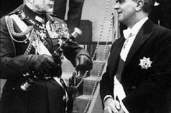 Το 1955 ο Βασιλιάς Παύλος αναθέτει την πρωθυπουργία στον 48χρονο Υπ. Δημ. Εργων, Κων. Καραμανλή
