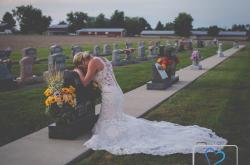Ραγίζει καρδιές η νύφη που ποζάρει στον τάφο του αγαπημένου της..