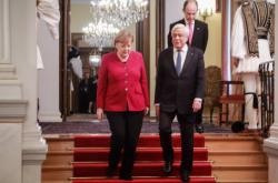 Παυλόπουλος: Δικαστικά επιδιώξιμες οι γερμανικές αποζημιώσεις - Μέρκελ: Έχουμε μόνο ιστορική ευθύνη