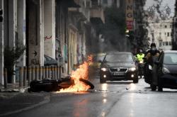 Σε τι κατάσταση βρίσκεται ο διαδηλωτής που μαχαίρωσαν και έκαψαν την μοτοσικλέτα του στα Εξάρχεια