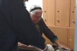 Ναι, είναι γεγονός, η Δικαιοσύνη έδρασε αστραπιαία στην περίπτωση της 90χρονης που πουλούσε παντόφλες σε λαϊκή της Θεσσαλονίκης χωρίς… άδεια (video)