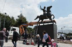 Τοποθετήθηκε στο κέντρο της Αθήνας το άγαλμα του έφιππου Μεγάλου Αλεξάνδρου (ΦΩΤΟ)