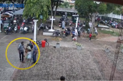 Σρι Λάνκα - Βίντεο: Η συγκλονιστική στιγμή που βομβιστής χαϊδεύει στο κεφάλι ένα κοριτσάκι πριν ανατιναχτεί-Το Ισλαμικό Κράτος πίσω από την πρωτοφανή αιματοχυσία (photo-video)