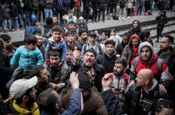 Εκατοντάδες πρόσφυγες που ήταν συγκεντρωμένοι,στον σταθμό Λαρίσης έχοντας καταλάβει τις γραμμές του τρένου, άρχισαν να αποχωρούν