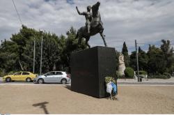 «Μεγαλέκος ο φονιάς των λαών» - Βανδάλισαν το άγαλμα του Μεγάλου Αλεξάνδρου στην Αθήνα (ΦΩΤΟ)