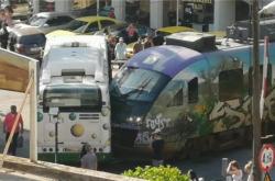 Σύγκρουση συρμού του προαστιακού με λεωφορείο στη Λιοσίων