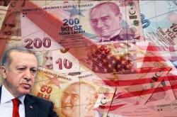 Διπλό «χαστούκι» σε Ερντογάν: Ο Fitch υποβάθμισε την Τουρκία-Πτώση της λίρας κατά 0,6%
