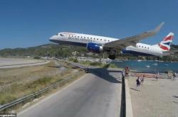 Σκιάθος: Προσγείωση θρίλερ αεροπλάνων πάνω από τα κεφάλια τουριστών