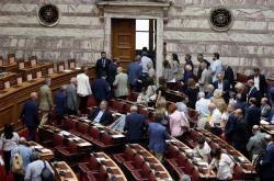 Βουλή: Ένταση για τη τροπολογία για τις «χρυσές συντάξεις»-Αποχώρησε η αντιπολίτευση