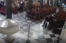 Έκλεψε την κάμερα μέσα από την εκκλησία στην Πανεπιστημίου  (ΒΙΝΤΕΟ ΝΤΟΚΟΥΜΕΝΤΟ) 