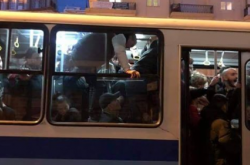 Επιβάτες στριμωγμένοι σαν «σαρδέλες» σε λεωφορείο του ΟΑΣΘ στη Θεσσαλονίκη