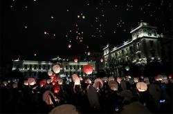 «Η νύχτα των ευχών»: Εκατοντάδες χάρτινα φαναράκια φώτισαν τον ουρανό της Αθήνας!