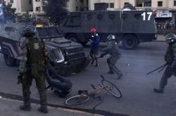 Χιλή: Φρίκη και οργή προκαλεί βίντεο όπου αστυνομικά οχήματα συνθλίβουν διαδηλωτή (Σκληρές εικόνες)