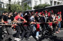 Τέρμα στο ανεξέλεγκτο κλείσιμο των δρόμων από διαδηλωτές - Ιδιώνυμο αδίκημα η βία στους δρόμους