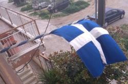 Σημαία άνω των 100 ετών κυματίζει σε μπαλκόνι της Θεσσαλονίκης