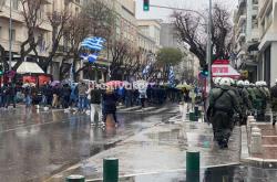 Θεσσαλονίκη: Ενταση και επεισόδια σε δύο πορείες, υπέρ και κατά των μεταναστών (ΒΙΝΤΕΟ-ΦΩΤΟ)
