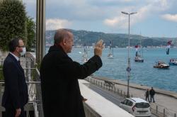 Με πομπή σημαιοστολισμένων πλοίων ξεκίνησε το προκλητικό σόου Ερντογάν για την Άλωση