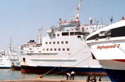  Τραγικό θάνατο από ηλεκτροπληξία βρήκε 35χρονος εργαζόμενος ιδιωτικού συνεργείου κατά την διάρκεια εργασιών επισκευής στο λέβητα του φορτηγού πλοίου «NODUS» σημαίας Λιβερίας, που ήταν αγκυροβολημένο στο λιμάνι του Πειραιά.