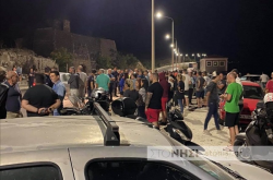 Μυτιλήνη: Ηλικιωμένος έπεσε με το αυτοκίνητό του σε διαδηλωτές – Εξι τραυματίες