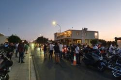 Πλήθος Κυπρίων στο οδόφραγμα της Δερύνειας: Είμαστε όλοι Αμμοχωστιανοί, είμαστε όλοι Κερυνειώτες (ΒΙΝΤΕΟ-ΦΩΤΟ)