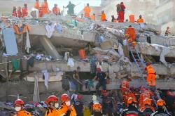 Σεισμός – Σμύρνη: Συγκλονιστική διάσωση 70χρονου - μεγαλώνει συνεχώς η λίστα των νεκρών (ΒΙΝΤΕΟ)