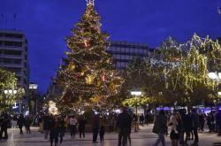 Αν και τα περιοριστικά μέτρα συνεχίζονται, πολλοί Αθηναίοι πήγαν να δουν τον χριστουγεννιάτικο στολισμό στην πλατεία Συντάγματος