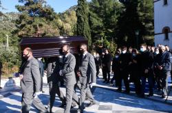 Σε στενό οικογενειακό και φιλικό κύκλο πραγματοποιήθηκε νωρίτερα από το κοιμητήριο Παπάγου η κηδεία του Σήφη Βαλυράκη