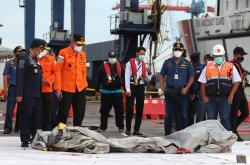 Ινδονησία: Εντοπίστηκαν τα μαύρα κουτιά του Boeing 737-500, δύτες θα αναλάβουν να τα ανασύρουν από τον βυθό