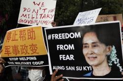 Μιανμάρ: Εκατοντάδες χιλιάδες διαδηλωτές στους δρόμους παρά τις απειλές της χούντας