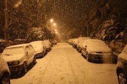 Κακοκαιρία «Μήδεια»: Χιονίζει στο κέντρο της Αθήνας - Δύσκολη νύχτα για την Αττική