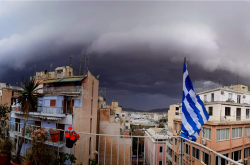 Μαύρισε ο ουρανός στην Αττική: Ισχυρή καταιγίδα και χαλάζι