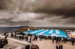 Η μεγαλύτερη ελληνική σημαία στην Σαντορίνη