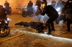 Άγρια επεισόδια στη Νέα Σμύρνη - Εικόνες ντροπής - Επί 2,5 λεπτά κουκουλοφόροι ξυλοκοπούσαν τον αστυνομικό - ΒΙΝΤΕΟ ΣΟΚ