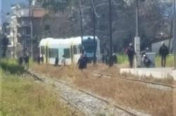 Συρμός του προαστιακού σιδηροδρόμου της Πάτρας εκτροχιάστηκε σήμερα το πρωί στον σιδηροδρομικό σταθμό του Αγίου Ανδρέα, ενώ δεν έχει αναφερθεί τραυματισμός επιβατών.  Σύμφωνα με πληροφορίες, το τρένο εκτροχιάστηκε, για άγνωστη ακόμα αιτία, λίγη ώρα μετά την αναχώρησή του με πέντε επιβάτες από τον σιδηροδρομικό σταθμό, και έχοντας ως προορισμό τα Καμίνια της δυτικής Αχαΐας.  Στο σημείο βρίσκονται συνεργεία, προκειμένου να απομακρύνουν τον συρμό, ενώ μέχρι να αποκατασταθεί το πρόβλημα, τα δρομολόγια έχουν δια