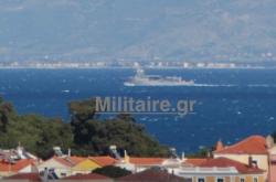 Πολεμικό τουρκικό πλοίο «σουλατσάρει» έξω από το λιμάνι της Μυτιλήνης (ΦΩΤΟ)