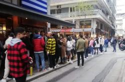 Δεκάδες άτομα συγκεντρώθηκαν μπροστά σε καφέ μπαρ τη στιγμή μάλιστα που τα κρούσματα στη Θεσσαλονίκη παραμένουν σε πολύ υψηλά επίπεδα 