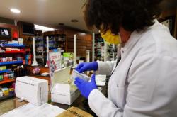 Στα ράφια των 11.000 φαρμακείων τα self tests