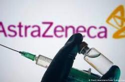 Αναστέλλει τη χρήση του εμβολίου της AstraZeneca μετά τον θάνατο 47χρονης